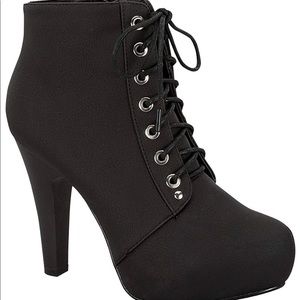 Women’s Lace-Up Platform Ankle Boots size 7
